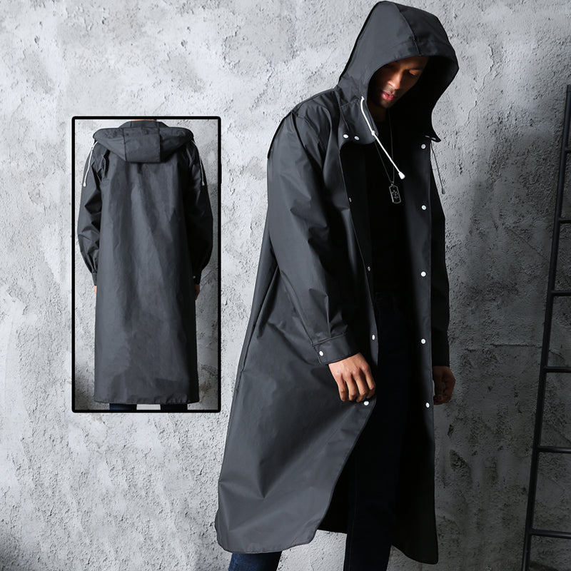 Cappotto impermeabile nero con cappuccio, design lungo, chiusura a bottoni, ideale per pioggia e outdoor. Moda funzionale e resistente.