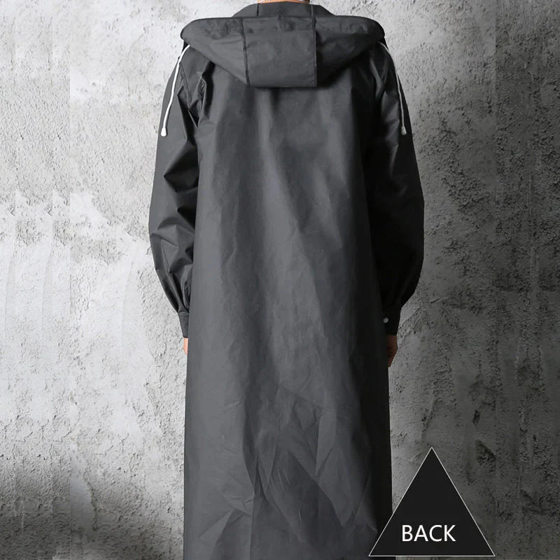 Cappotto impermeabile lungo nero con cappuccio, visto da dietro. Design minimalista, tessuto resistente all'acqua, ideale per pioggia e outdoor.