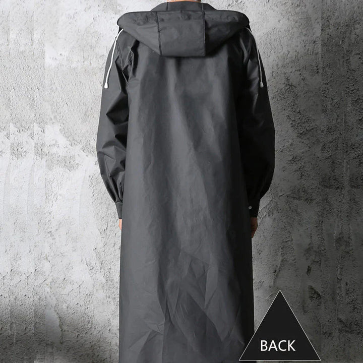Cappotto impermeabile lungo nero con cappuccio, visto da dietro. Design minimalista, tessuto resistente all'acqua, ideale per pioggia e outdoor.