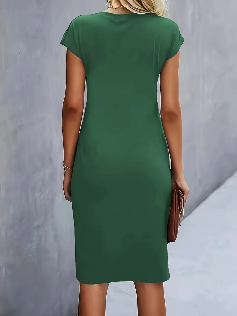 Abito verde donna, maniche corte, lunghezza al ginocchio, stile casual, perfetto per l'estate. Tessuto morbido, vestibilità comoda.