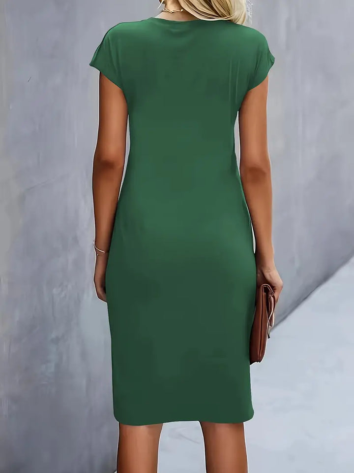 Abito verde donna, maniche corte, lunghezza al ginocchio, stile casual, perfetto per l'estate. Tessuto morbido, vestibilità comoda.
