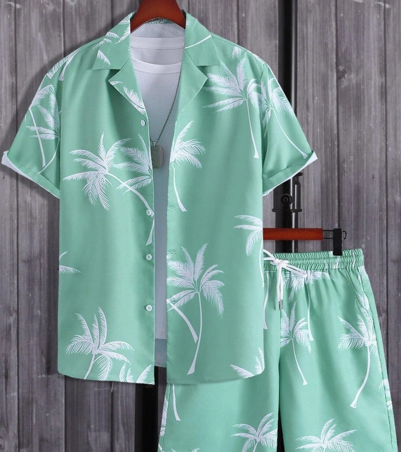 Completo estivo uomo verde menta con palme, camicia a maniche corte e pantaloncini coordinati, perfetto per look casual e vacanze al mare.
