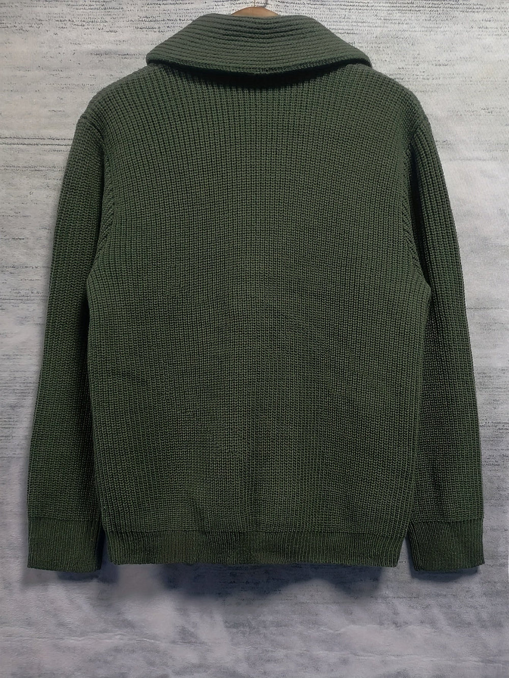 Maglione verde in maglia pesante, collo alto, maniche lunghe, design classico. Perfetto per l'inverno, moda uomo, abbigliamento casual.
