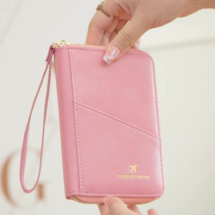 Portafoglio rosa in pelle con cerniera dorata e cinturino da polso, marchio Forever Miiyn. Design elegante, ideale per moda femminile e accessori.