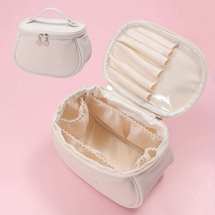 Borsa cosmetica bianca in pelle sintetica con scomparti interni, chiusura a zip, manico superiore, ideale per trucco e accessori da viaggio.