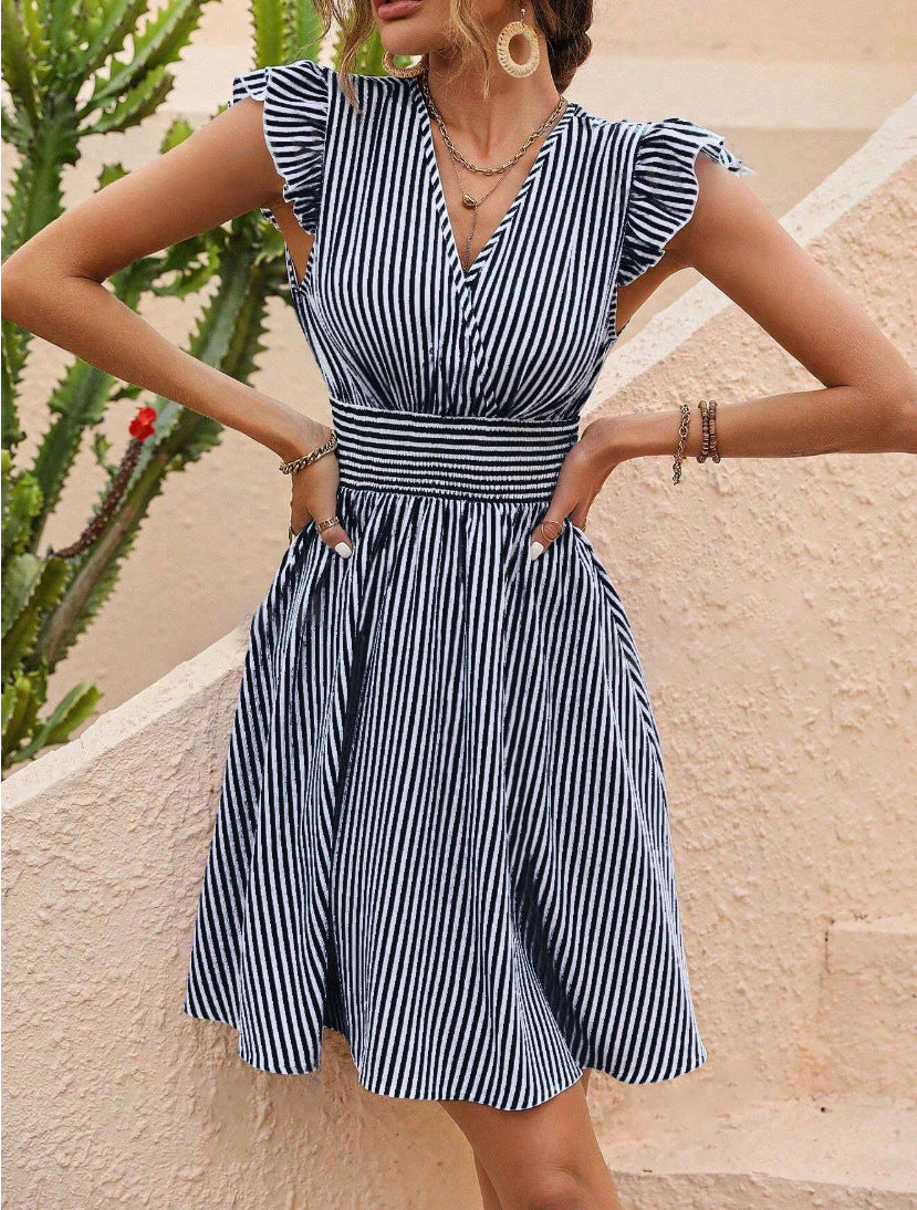 Abito estivo a righe bianche e blu, scollo a V, maniche a volant, vita arricciata. Perfetto per moda donna, look casual elegante.