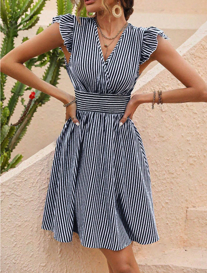 Abito estivo a righe bianche e blu, scollo a V, maniche a volant, vita arricciata. Perfetto per moda donna, look casual elegante.