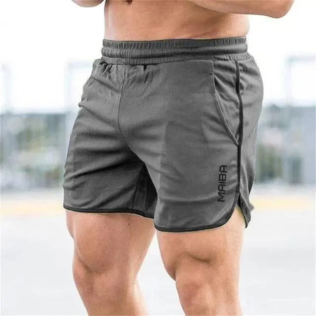 Shorts sportivi grigi da uomo, elasticizzati, con logo MAIBA, ideali per palestra e fitness. Design comodo e traspirante per allenamenti intensi.