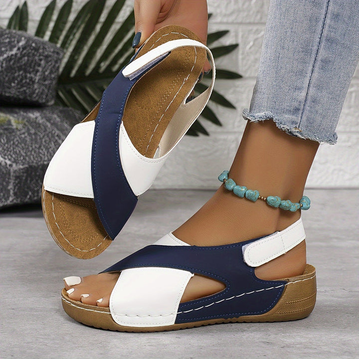 Sandali donna estivi blu e bianchi, suola in gomma, design incrociato, comodi e alla moda, perfetti per look casual.
