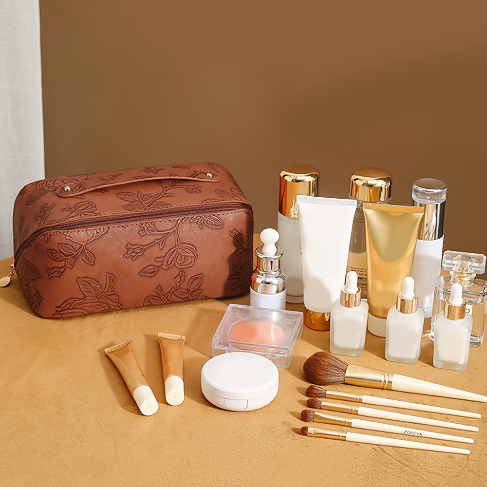 Borsa trucco in pelle marrone con set cosmetici: flaconi, tubetti, pennelli su sfondo beige. Accessori bellezza, skincare, trucco.