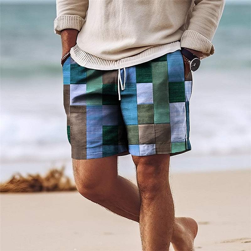Shorts uomo a quadri multicolore, indossati su spiaggia. Moda estiva casual, tessuto leggero, ideale per vacanze al mare. Stile moderno e confortevole.