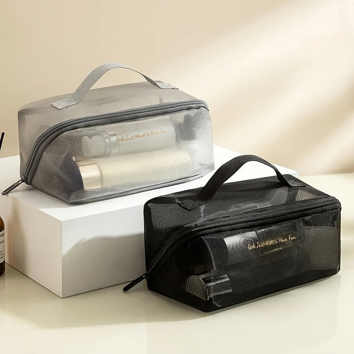 Due astucci trasparenti per cosmetici, uno grigio e uno nero, con cerniera e manico, contenenti prodotti di bellezza. Ideali per viaggio e organizzazione.