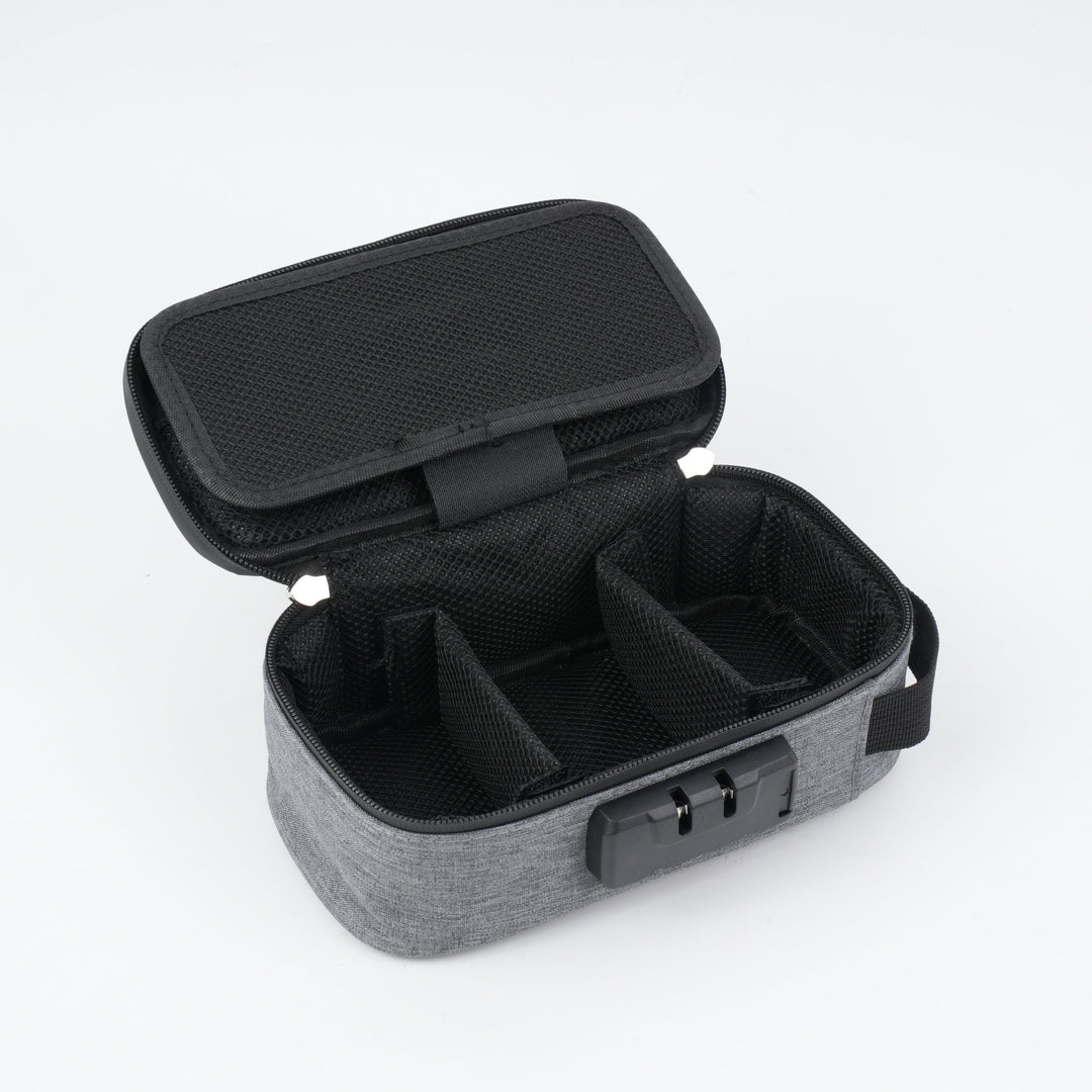 Custodia organizer grigia aperta con scomparti regolabili, ideale per accessori elettronici. Design compatto e resistente, perfetto per viaggi.