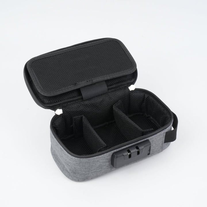 Custodia organizer grigia aperta con scomparti regolabili, ideale per accessori elettronici. Design compatto e resistente, perfetto per viaggi.