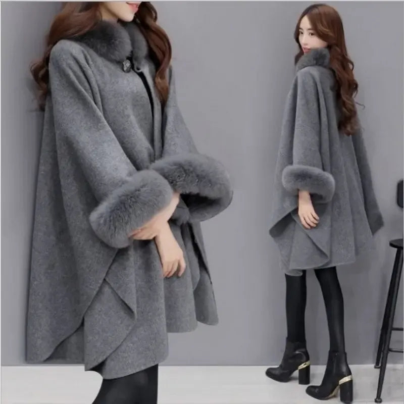 Mantella Donna in Lana con Bordo in Ecopelliccia Elegante