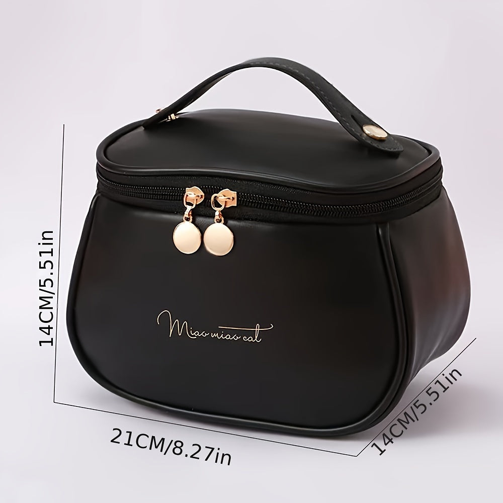 Borsa cosmetica nera in pelle PU, dimensioni 21x14 cm, con cerniera dorata e manico superiore. Elegante e pratica per viaggi e organizzazione trucco.