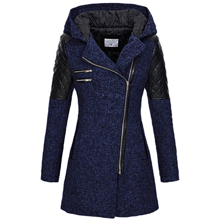 Cappotto donna invernale blu con cappuccio, zip asimmetrica, maniche in pelle trapuntata nera. Elegante e caldo, ideale per moda autunno-inverno.
