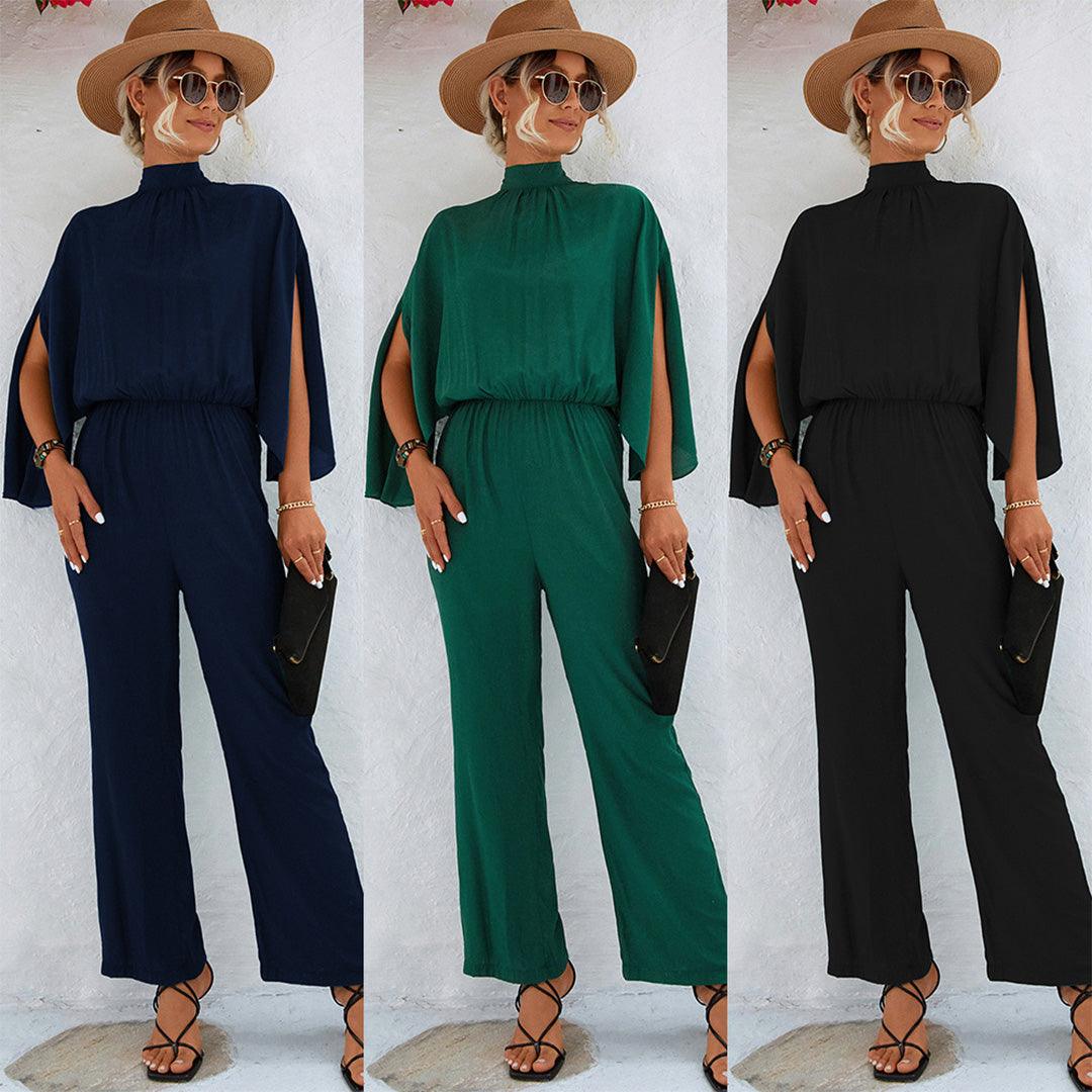 Donna con tuta elegante in tre colori: blu, verde, nero. Indossa cappello, occhiali da sole, sandali e borsa nera. Moda estiva chic.