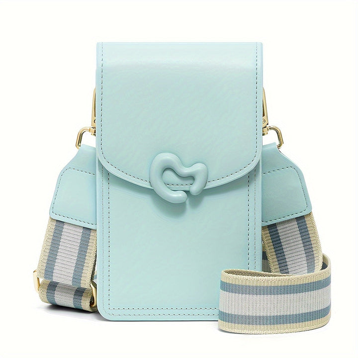Borsa a tracolla in pelle azzurra con chiusura a forma di cuore, cinturino regolabile a righe. Accessorio moda elegante e pratico per ogni occasione.