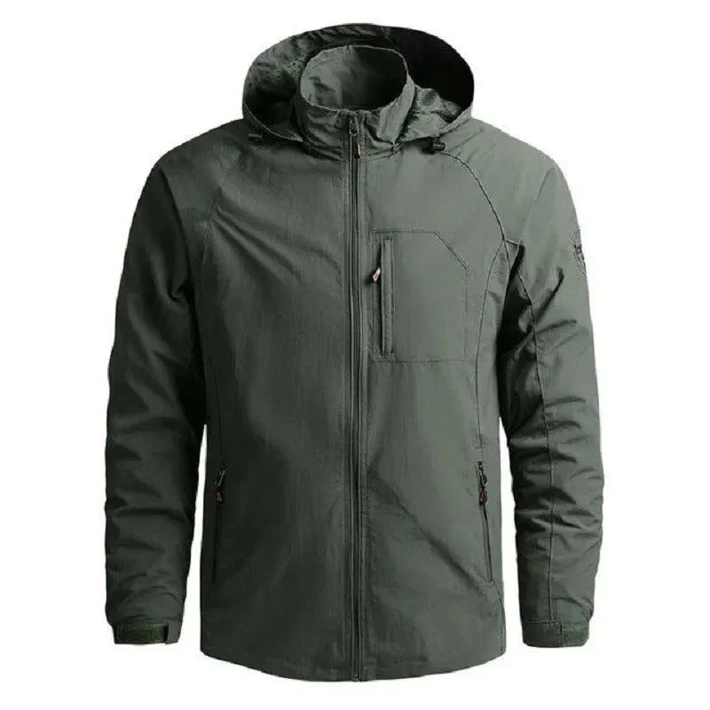 Giacca impermeabile verde scuro con cappuccio, zip frontale, tasche laterali e tasca sul petto. Abbigliamento outdoor, antivento, uomo.