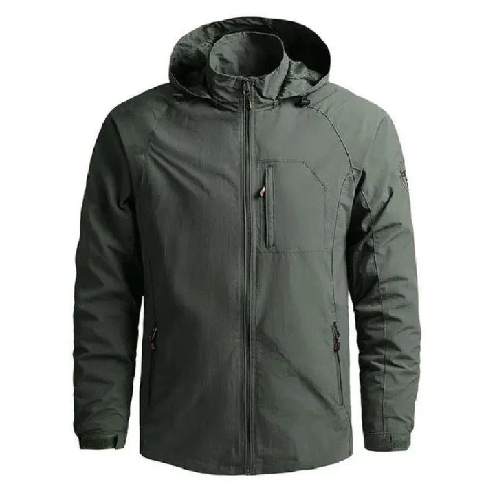 Giacca impermeabile verde scuro con cappuccio, zip frontale, tasche laterali e tasca sul petto. Abbigliamento outdoor, antivento, uomo.