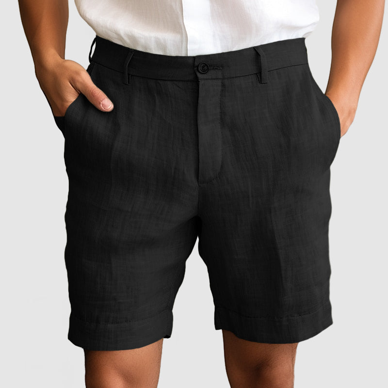 Shorts neri da uomo in lino, eleganti e casual, con tasche laterali, abbinati a camicia bianca. Ideali per look estivi e formali.