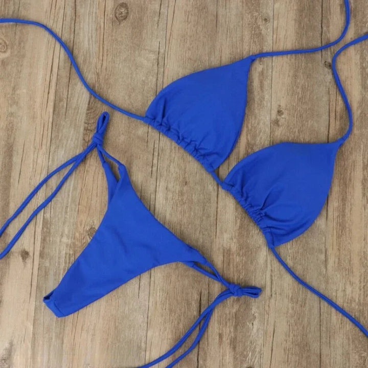 Bikini femme à dos nu, en tissu léger, avec liens ajustables pour un ajustement parfait et un confort optimal à la plage.