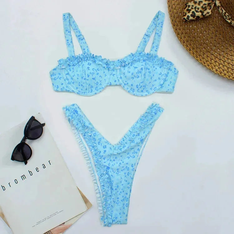 Bikini femme à volants en polyester, motifs colorés avec bas assortis, design élégant et moderne pour une allure estivale.