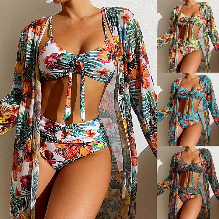 Costume da bagno donna a due pezzi con stampa floreale tropicale, abbinato a copricostume trasparente coordinato. Moda mare estiva 2023.