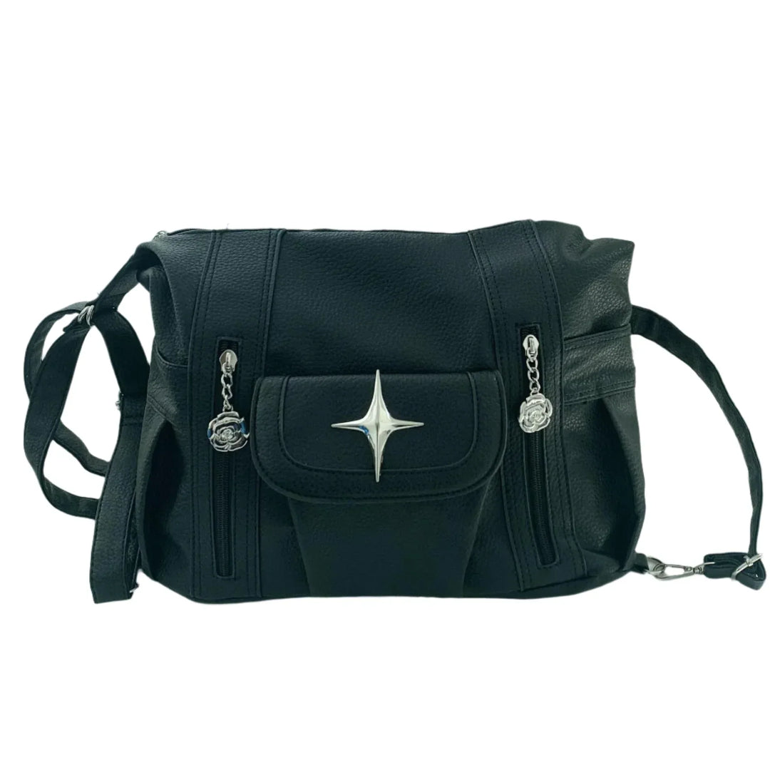 Borsa a tracolla nera in pelle con decorazione a stella argentata, tasche con cerniera e dettagli metallici. Accessorio moda elegante e versatile.