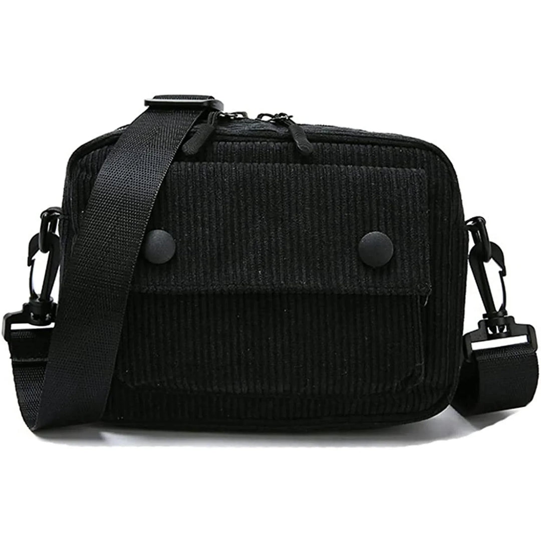 Borsa a tracolla nera in tessuto a coste, con tasca frontale e chiusura a bottoni. Design unisex, ideale per uso quotidiano e casual.