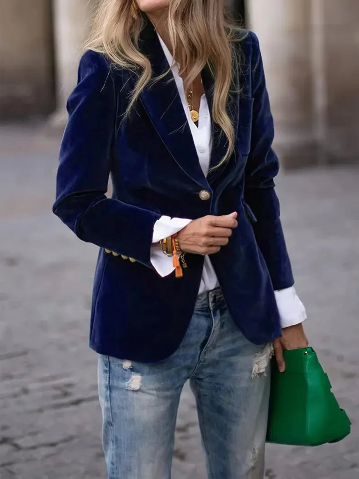 Blazer ajusté en velours bleu marine pour femme, avec boutons décoratifs et coupe cintrée.
