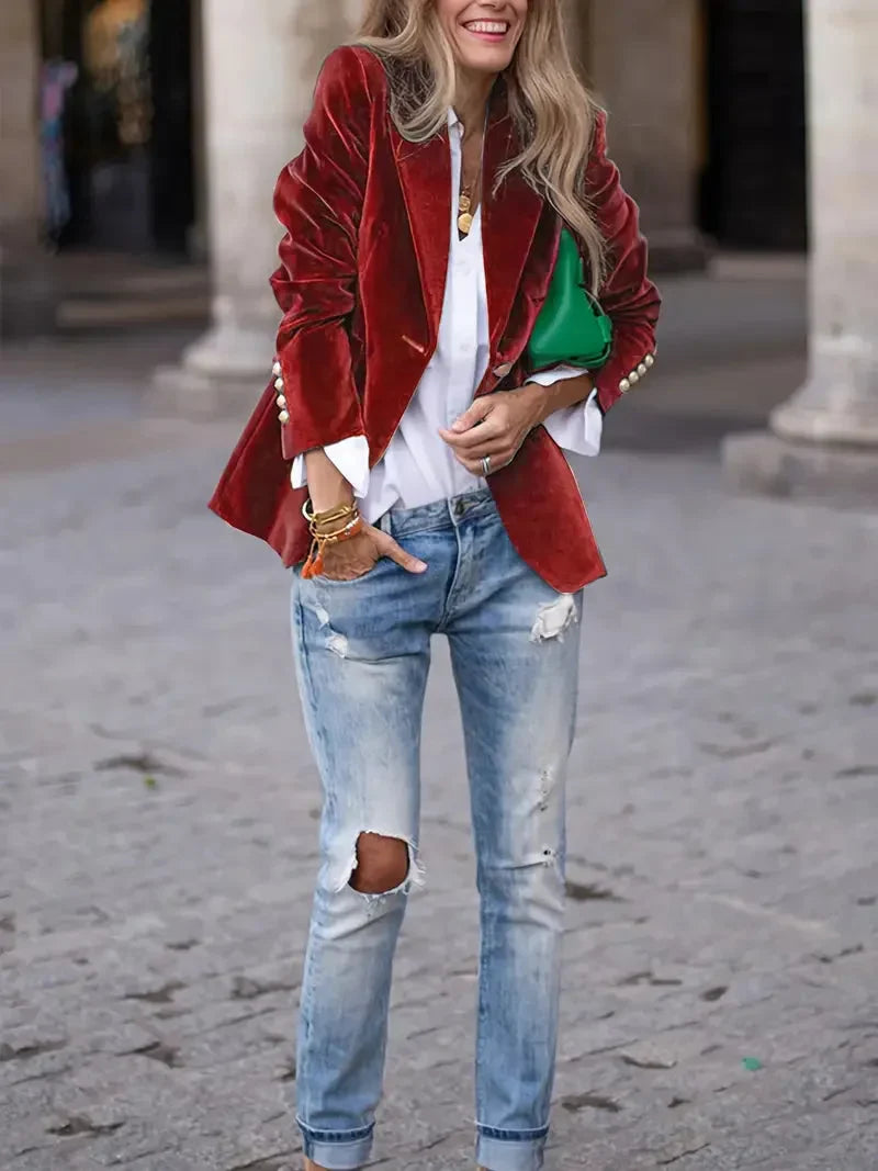 Blazer ajusté en velours rouge pour femme, avec boutons décoratifs modernes et coupe slim.