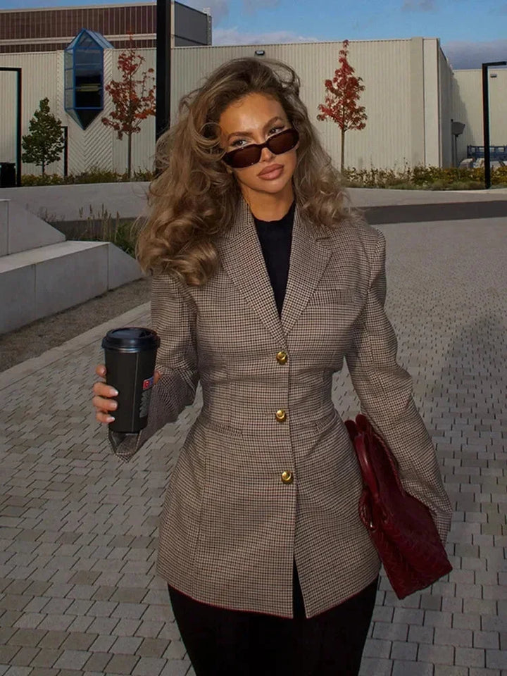 Blazer à carreaux marron pour femme, coupe classique, avec boutons dorés.
