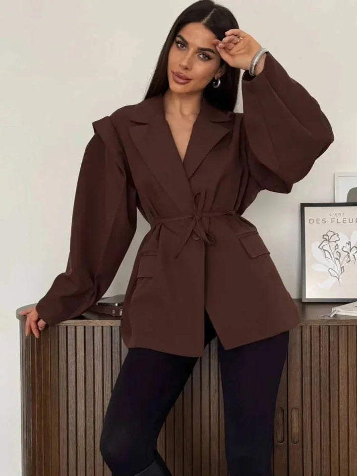 Blazer femme jaune à laçage, épaulettes, coupe ajustée, tissu doux, adapté pour occasions décontractées et formelles.