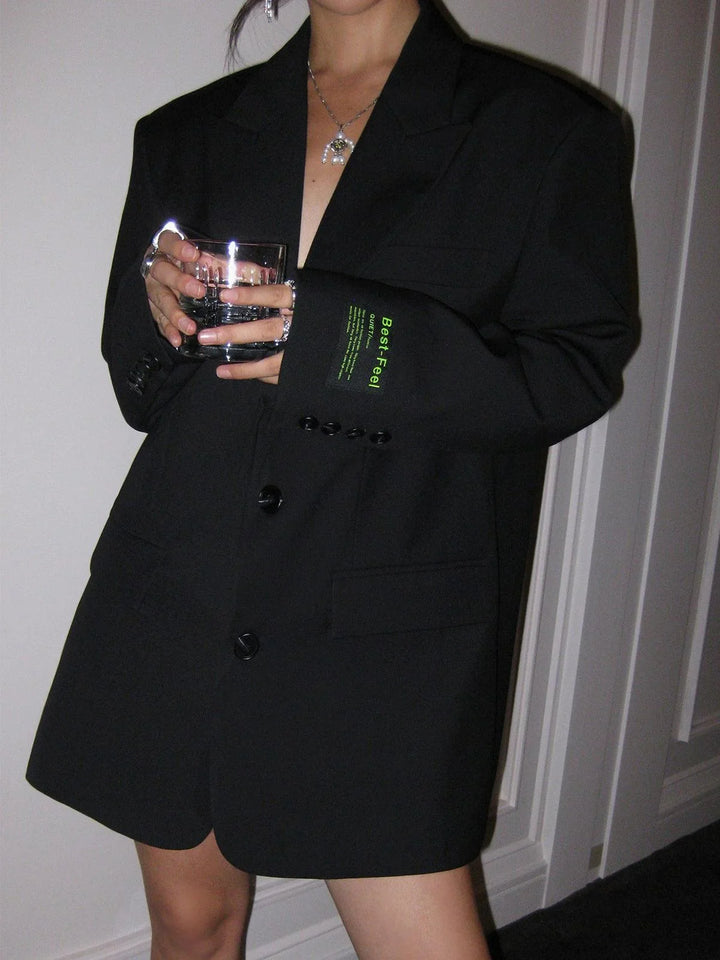 Blazer femme oversize avec boutons, en mélange de coton, couleur neutre, adapté pour des tenues décontractées et élégantes.