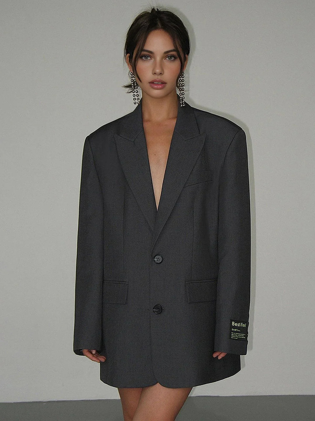 Blazer oversize femme avec boutons, en mélange de coton léger, coupe décontractée et design élégant.