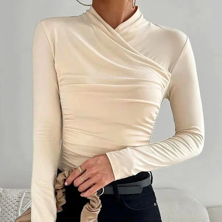 Haut ajusté asymétrique à manches longues en tissu doux, couleur blanche, adapté à divers événements décontractés.