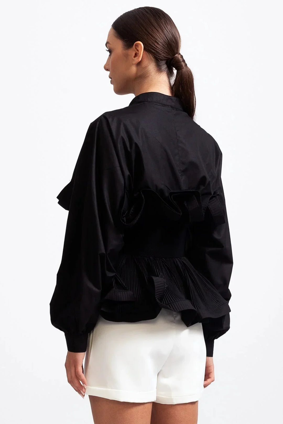 Blouse femme noire avec volants et manches volumineuses en coton léger.