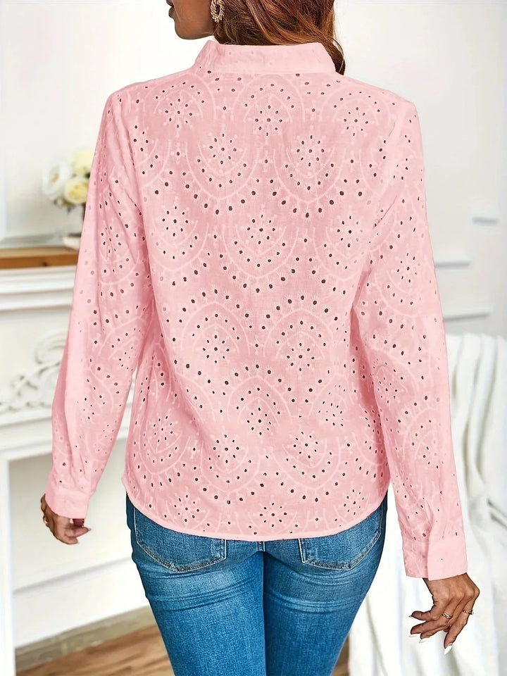 Blouse noire femme avec col en V et manches longues en tissu fluide, adaptée pour des occasions formelles ou décontractées.