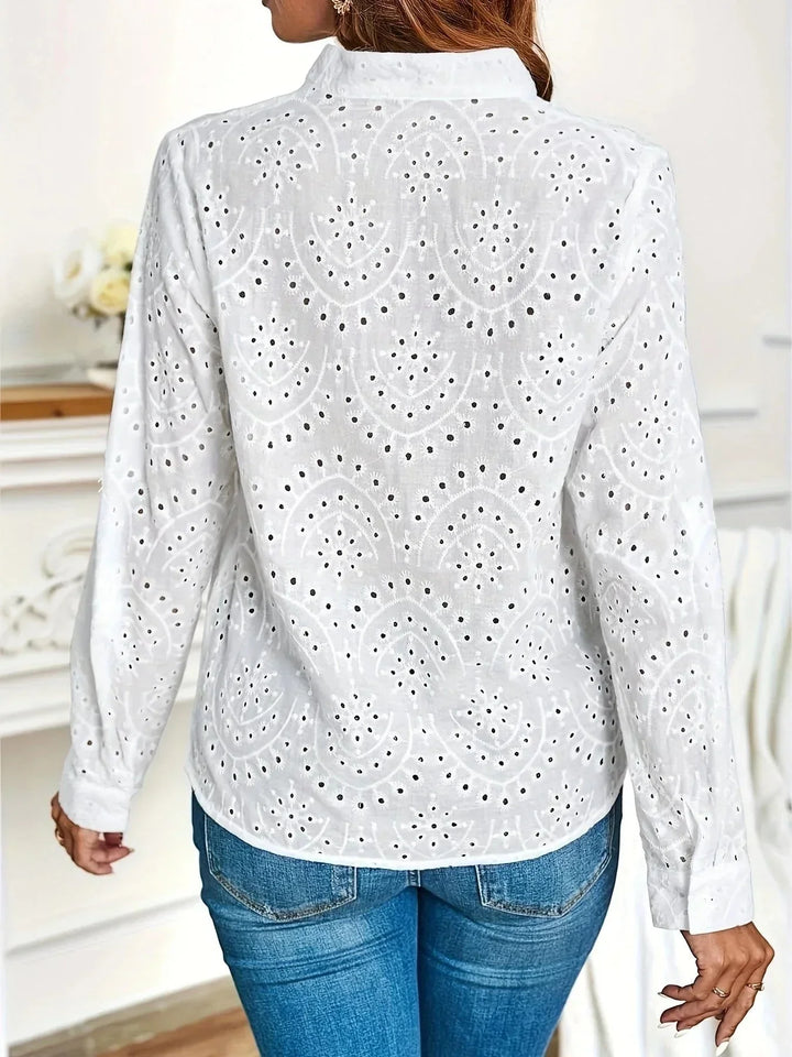 Blouse femme noire à col V, manches longues et tissu fluide pour un confort optimal.