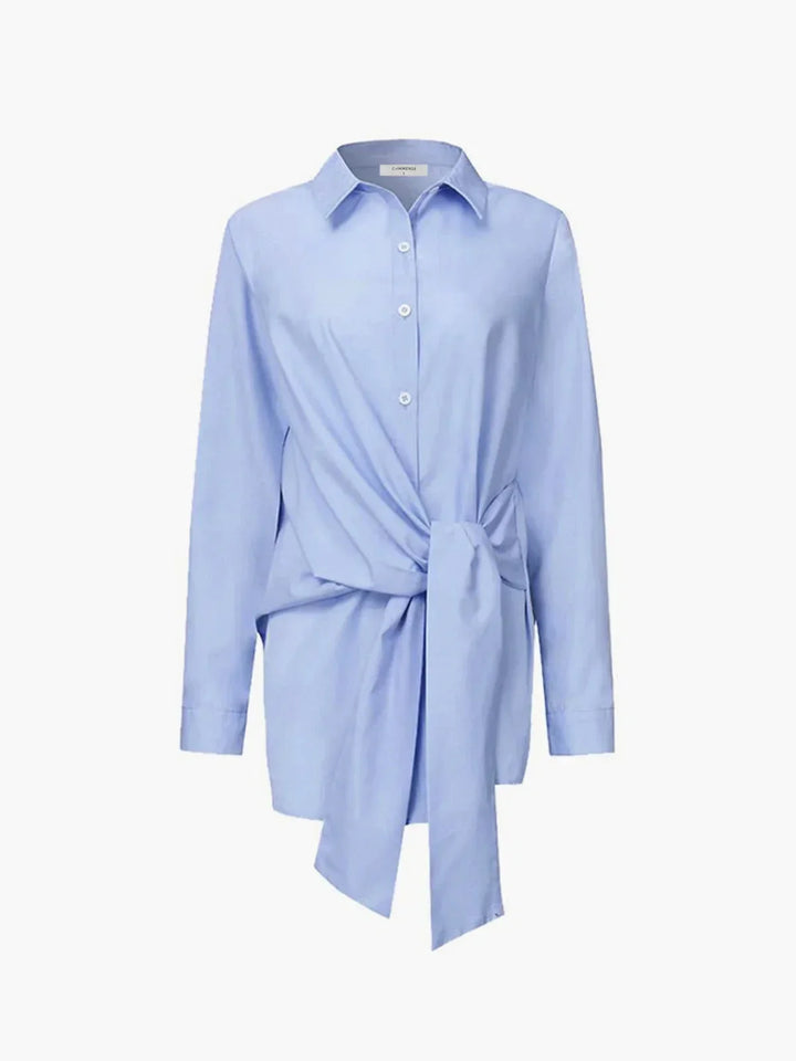 Blouse femme bleu, nouée devant, manches boutonnées, en coton léger, design élégant et décontracté pour toutes occasions.