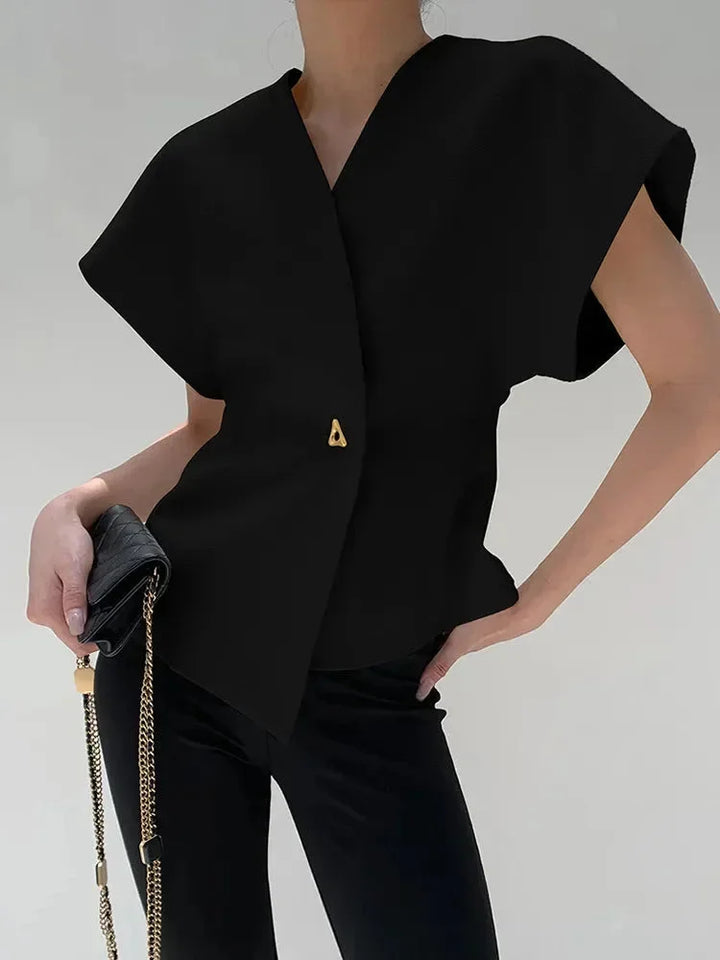 Blouse femme cache-cœur en tissu léger, avec manches sculptées et décolleté séduisant, idéale pour un look élégant.