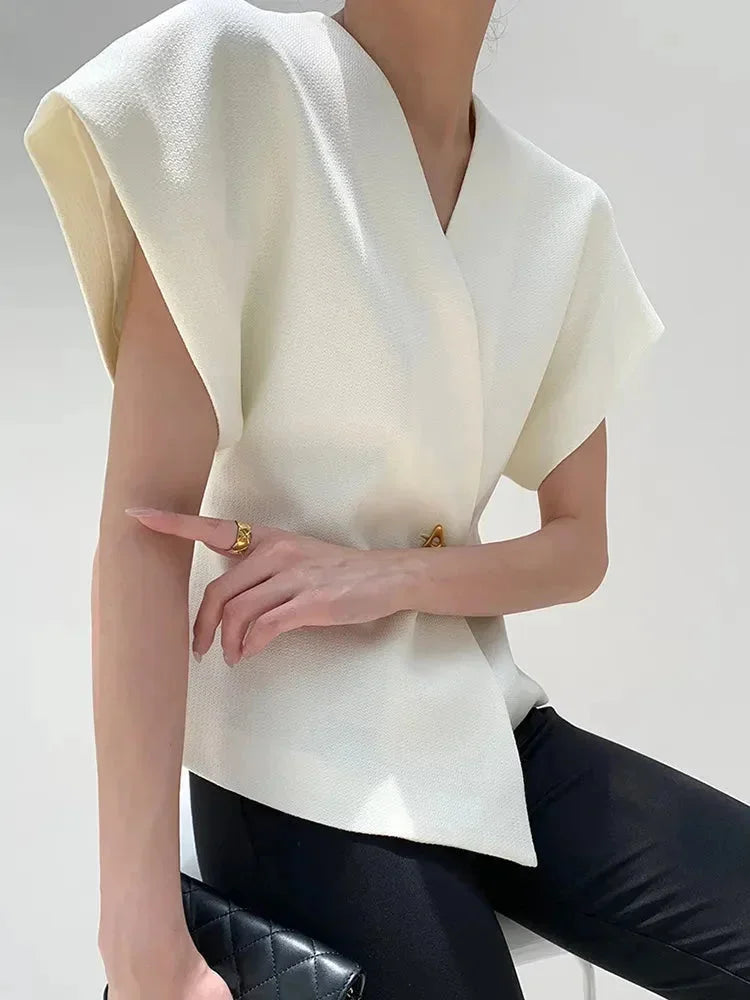 Blouse femme cache-cœur en tissu léger, avec manches sculptées pour un look élégant et moderne.