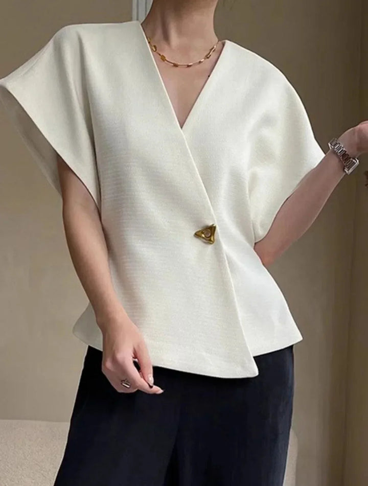 Blouse femme cache-cœur avec manches sculptées en tissu léger, idéale pour un look élégant et décontracté.