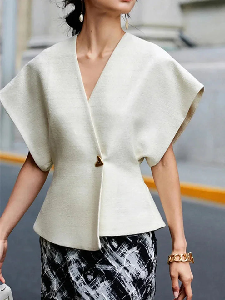 Blouse femme en tissu léger, style cache-cœur avec manches sculptées et silhouette fluide, parfaite pour un look élégant.