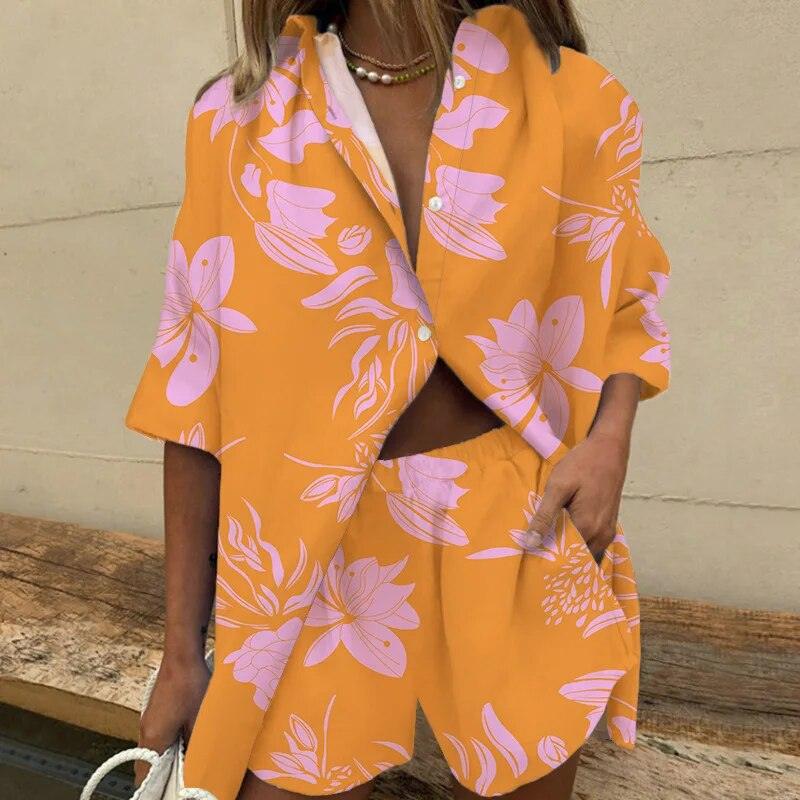 Donna con completo estivo arancione a fiori rosa, camicia e pantaloncini coordinati. Moda estiva, abbigliamento casual, tendenze 2023.