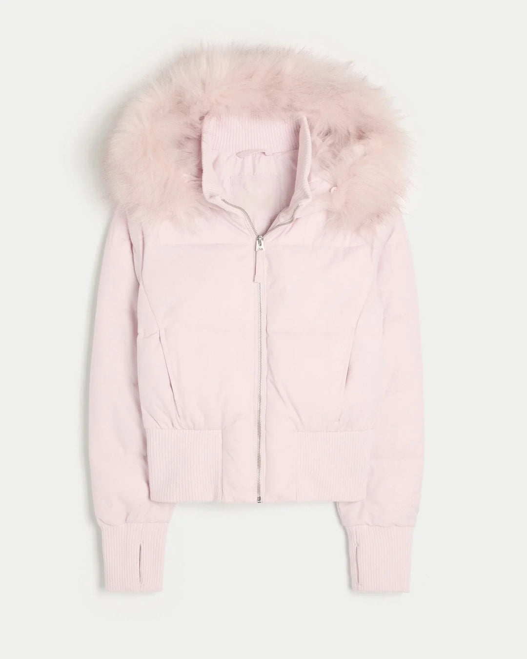 Blouson d’hiver femme noir, matelassé, avec capuche amovible, conçu pour les jours froids.