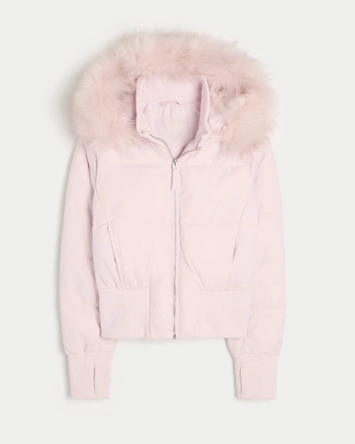 Blouson d’hiver femme noir, matelassé, avec capuche amovible, conçu pour les jours froids.