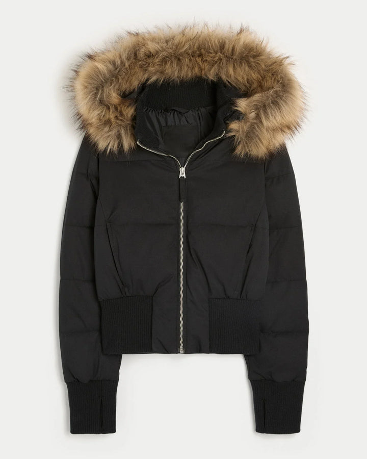 Blouson d’hiver femme matelassé blanc avec capuche amovible et doublure chaude, adapté pour les journées froides.